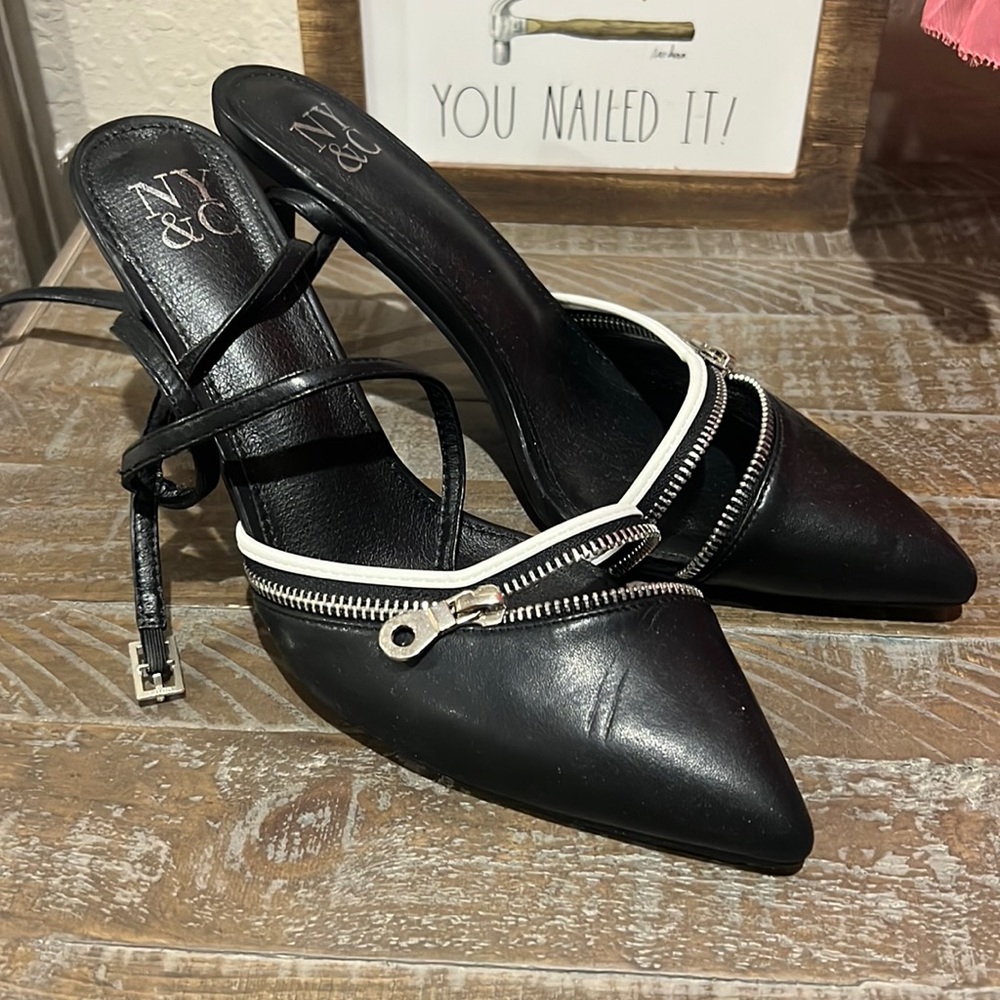 👠NY& Co size 8.5 zipper decorations detail black & white gently used